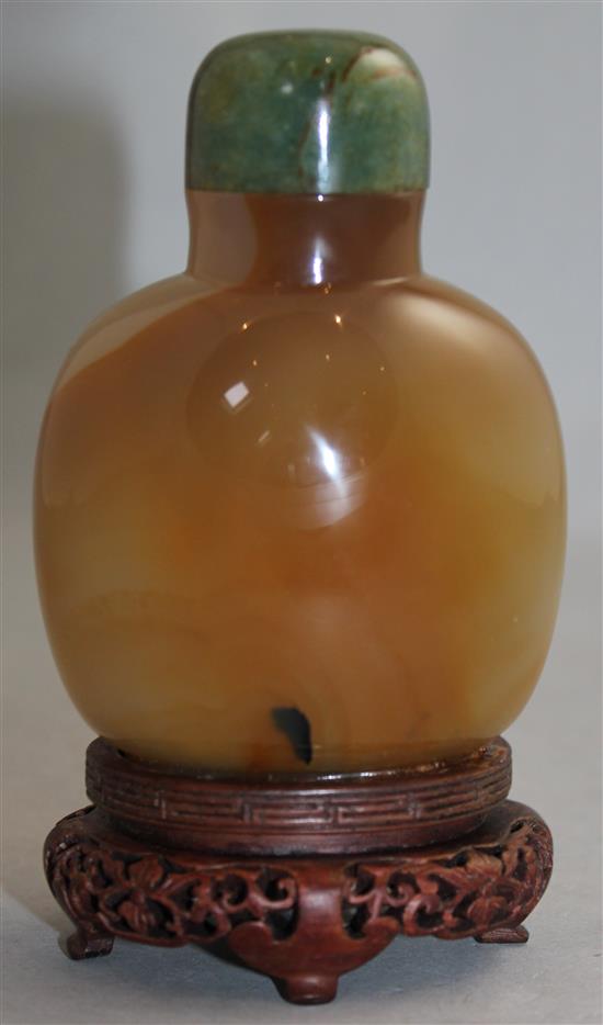 A Chinese shadow agate table snuff bottle, 11cm incl. stand